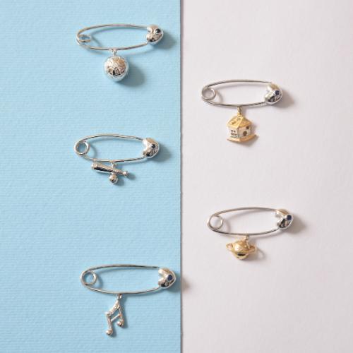 BabyJewels offers stylish baby pins with gemstones and detailed engravings, ideal for marking your child's milestones.